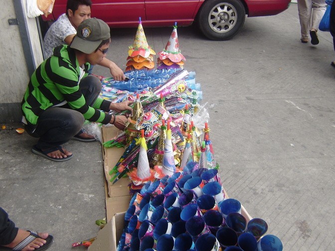 Trẻ em bày bán "orotot" trên đường phố Philippines