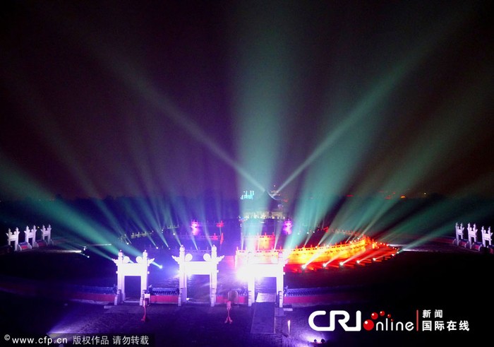 Lễ hội ánh sáng đếm ngược thời gian tới thời khắc Giao thừa Tết dương lịch 2012 được tổ chức tại công viên Thiên Đàn, ở Bắc Kinh, Trung Quốc