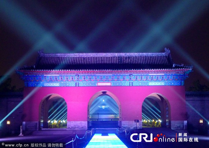 Lễ hội ánh sáng đếm ngược thời gian tới thời khắc Giao thừa Tết dương lịch 2012 được tổ chức tại công viên Thiên Đàn, ở Bắc Kinh, Trung Quốc.