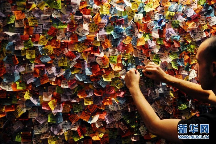 Hàng ngàn mẩu giấy ghi điều ước trong năm mới được gắn trên bức tường ở quảng trường Thời đại, New York, Mỹ trước thềm năm mới