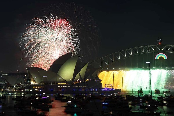 Theo giới truyền thông Úc, lễ hội bắn pháo hoa năm mới 2012 tại Sydney đã thu hút 1,5 triệu người tới tham dự. Sự kiện này diễn ra trước khi Giao thừa đến với Sydney vào khoảng 20 tối ngày 31/12/2011