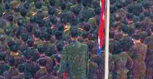 Viên lính Triều Tiên có chiều cao vượt trội trong bức ảnh KCNA công bố