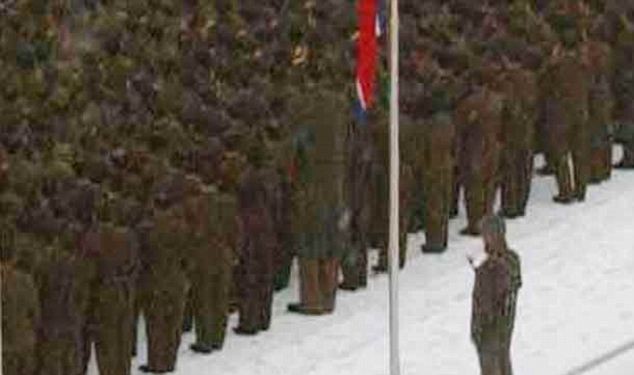 KCNA đã cho công bố ảnh của viên lính "khổng lồ" được chụp ở nhiều góc độ khác nhau.