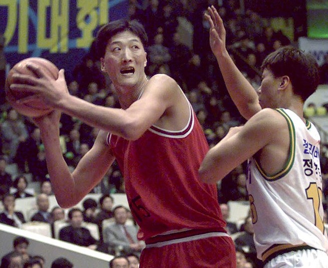 Một số người cho rằng quân nhân trên là một thành viên của tuyển bóng rổ quốc gia Triều Tiên