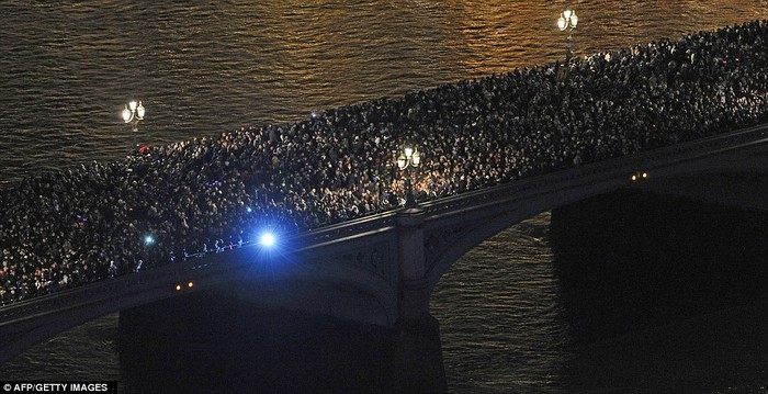 Người London băng qua cầu Westminster tới trung tâm thành phố xem pháo hoa