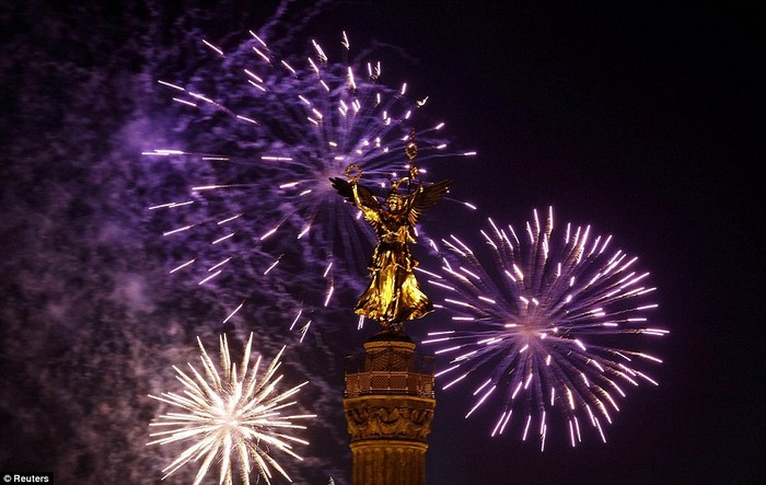 Pháo hoa bung nở phía trên bức tượng "Golden Victoria" ở Berlin, Đức