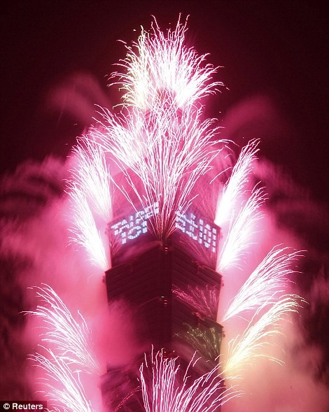 Tòa tháp 101 tầng ở Đài Loan đắm mình trong ánh sáng rực rỡ của hàng trăm ngàn quả pháo hoa