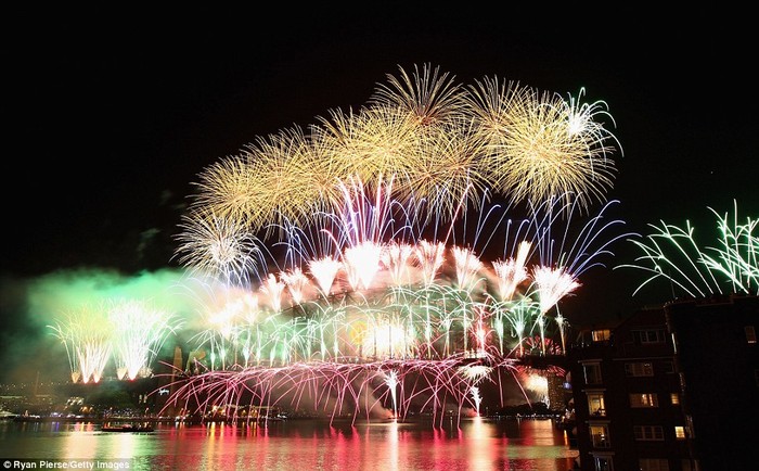 Pháo hoa trên cầu Harbour Bridge nhà hát Opera Sydney đêm Giao thừa