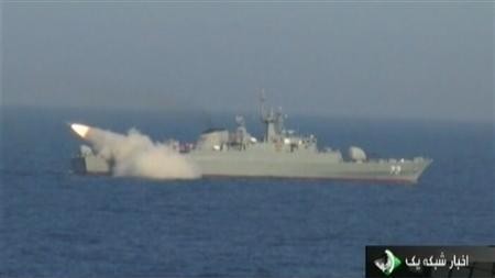 Ảnh Hải quân Iran phóng thử tên lửa từ một địa điểm không xác định trong video do slamic Republic of Iran Broadcasting (IRIB) phát hành ngày 1/1