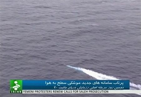 Một quả ngư lôi săn ngầm được phóng thử từ địa điểm bí mật trong bản tin News Network phát hành ngày 1/1