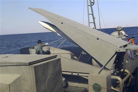Một nhân viên quân sự kiểm tra tên lửa tầm trung mới trước khi bắn thử nghiệm trong cuộc tập trận ngày 1/1