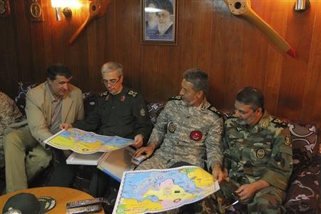 Chỉ huy Habibollah Sayyari (thứ hai bên phải) cùng các chỉ huy cuộc tập trận Velayat 90 ngày 1/1
