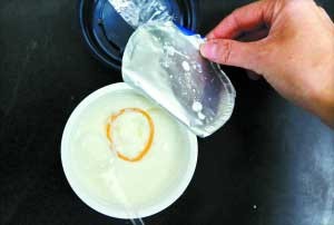 Chiếc bao cao su nằm trong hộp sữa chua ăn dở tại Quảng Châu, Trung Quốc