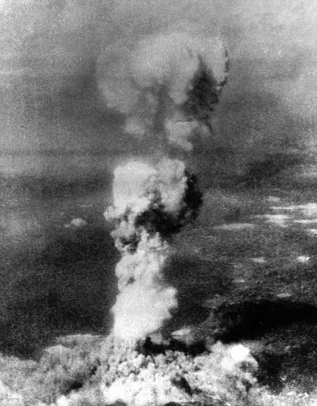 Cột khói bốc cao 6.000 m tại vị trí quả bom nguyên tử được thả xuống Hiroshima ngày 6/4/1945.