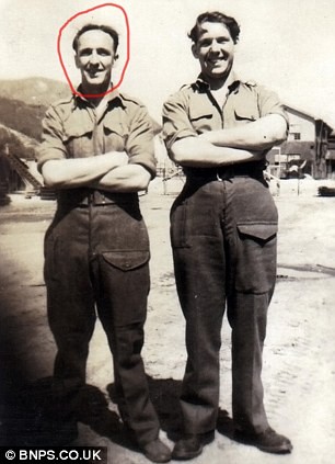Ông Taylor (trái) cùng người bạn Frank ở Mitsui năm 1946