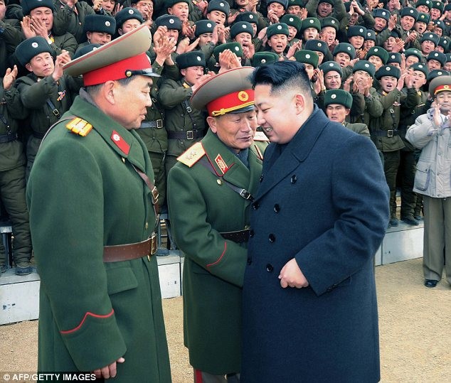 Kim Jong Un cười vui vẻ trong suốt chuyến thị sát của mình