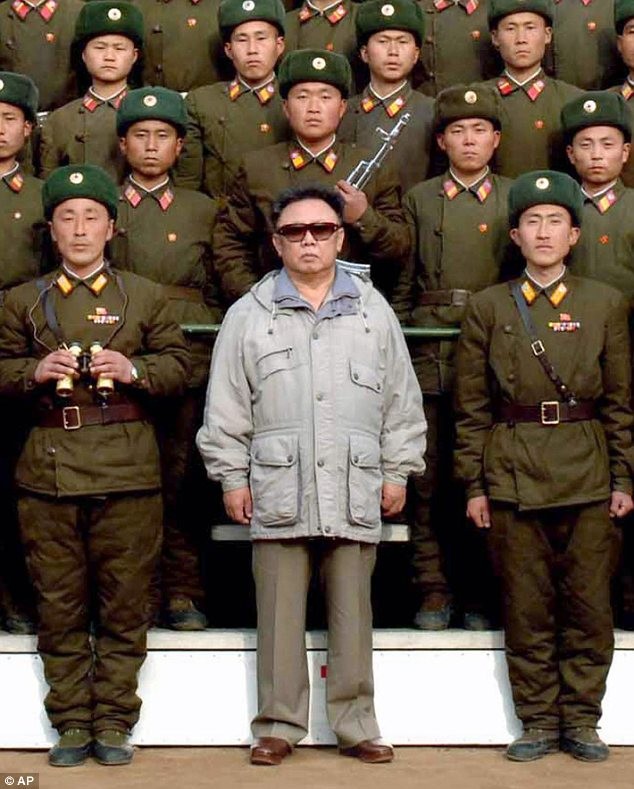 Trong khi đó, nụ cười là thứ rất hiếm hoi được nhìn thấy trong các bức ảnh chụp với cấp dưới của cố Chủ tịch Kim Jong Il từng được công bố.