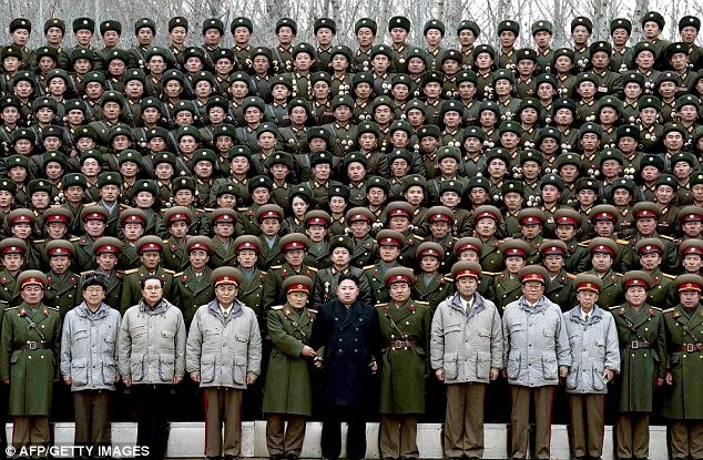 Kim Jong Un khoác tay thân mật với cấp dưới khi chụp ảnh lưu niệm.