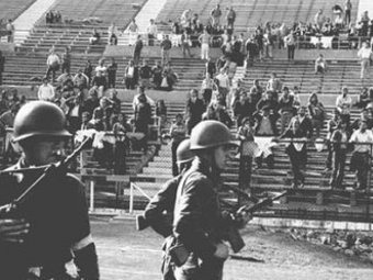 Các sân vận động ở Santiago sau cuộc đảo chính quân sự năm 1973. Ảnh từ libcom.org