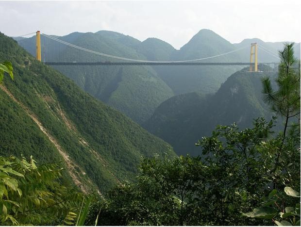 Cầu bắc Si Du hay còn được biết tới là cầu Siduhe bắc qua một hẻm núi sâu gần sông Yesanguan ở huyện Badong, tỉnh Hồ Bắc, Trung Quốc được coi là cây cầu cao nhất thế giới với độ cao 496m, dài 900m.
