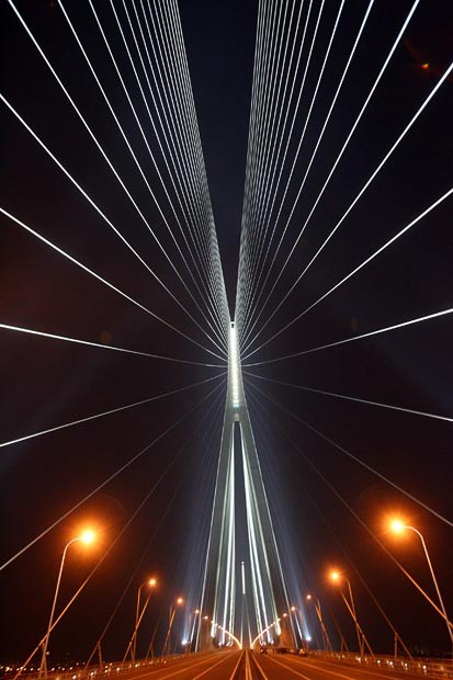 Cầu Suton bắc qua sông Dương Tử là cầu treo có nhịp chính dài nhất thế giới với chiều dài 1.088m.
