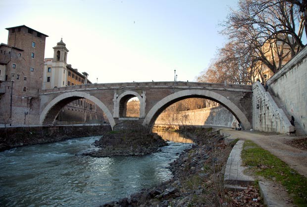 Cầu cổ nhất thế giới là cầu Pons Fabricius hay còn được gọi là Ponte dei Quattro Capi ở Rome, Ý. Nó được xây dựng từ năm 62 trước Công nguyên.