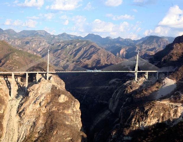 Cầu Baluarte vừa mới hoàn thành được mệnh danh là cầu dây cáo cao nhất thế giới. Cầu nối tiểu bang Sinaloa với Durango và Mazatlan ở miền bắc Mexico. Cầu dài 1.124m, được xây ở độ cao 400m.
