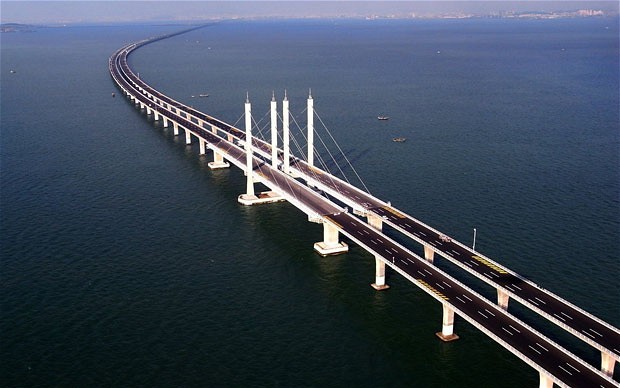 Trung Quốc đã trở thành quốc gia sở hữu câu cầu vượt biển dài nhất thế giới với chiều dài hơn 42 km. Cây cầu hình chữ Y nối Thanh Đảo với một hòn đảo gần đó và khu công nghiệp Huangdao. Cầu được xây trong 4 năm với chi phí 1,42 triệu bảng Anh.