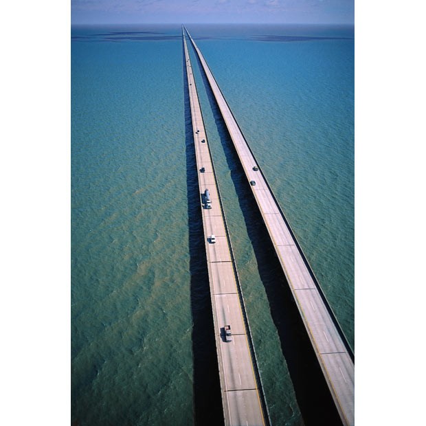 Cây cầu dài thứ 7 thế giới là cây cầu bắc qua hồ Pontchartrain Causeway ở miền nam Louisiana, Mỹ với chiều dài 38 km.