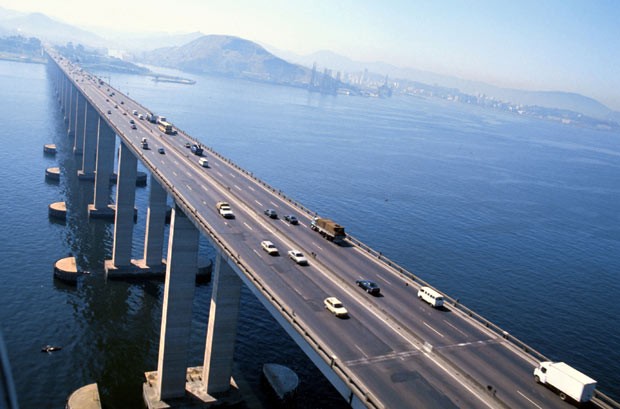 Cây cầu dài nhất nam bán cầu là cầu Rio-Niterói nối thành phố Rio de Janeiro và Niterói của Brazil với chiều dài 13.290 m.