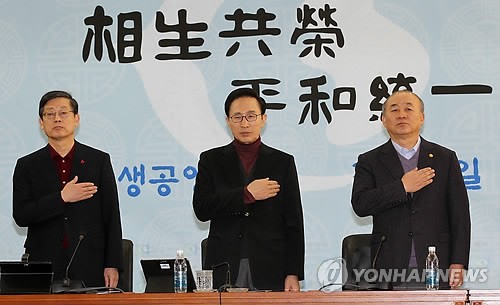 Tổng thống Lee Myung-bak (giữa), cùng với Thủ tướng Kim Hwang-sik (trái) và Bộ trưởng Bộ Thống nhất Yu Woo-ik tại Văn phòng Đối thoại liên Triều ở Seoul ngày 5/1/2012 trong hội nghị bàn về mục tiêu chính sách của năm 2012 và các dự án lớn.