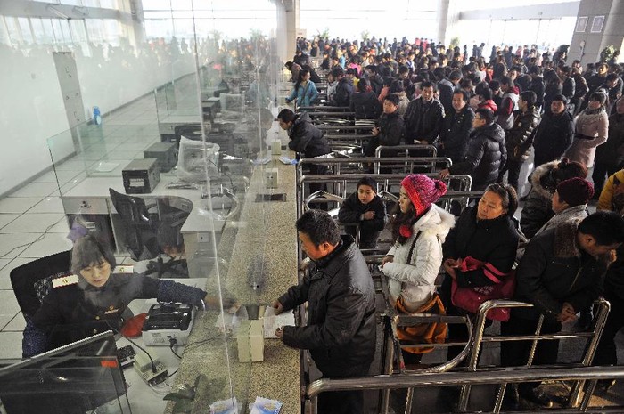 Hành khách xếp hàng mua vé tại ga Ngân Xuyên, tỉnh Ninh Hạ ngày 7/1.