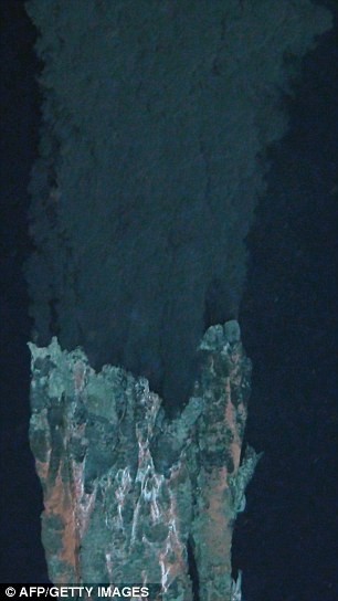 Miệng núi lửa "Khói đen" nơi các nhà khoa học tìm thấy loài tôm lạ