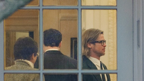 Hình ảnh Brad Pitt trò chuyện với Tổng thống Obama trong Nhà Trắng bị phóng viên bắt gặp