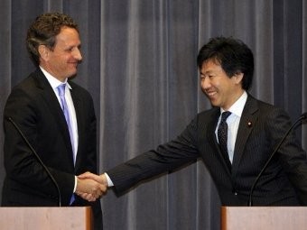Bộ trưởng Tài chính Mỹ (trái) và Nhật Bản tại cuộc họp báo ở Tokyo