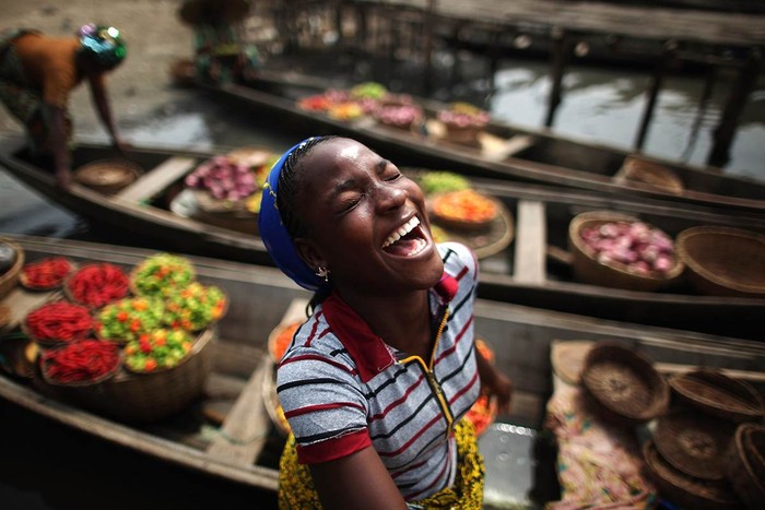 Một cô gái cười thích thú tại chợ nổi ở Ganvie, Benin, Châu Phi. Ganvie được mệnh danh là Venice của Châu Phi. Ảnh ngày 6/1.