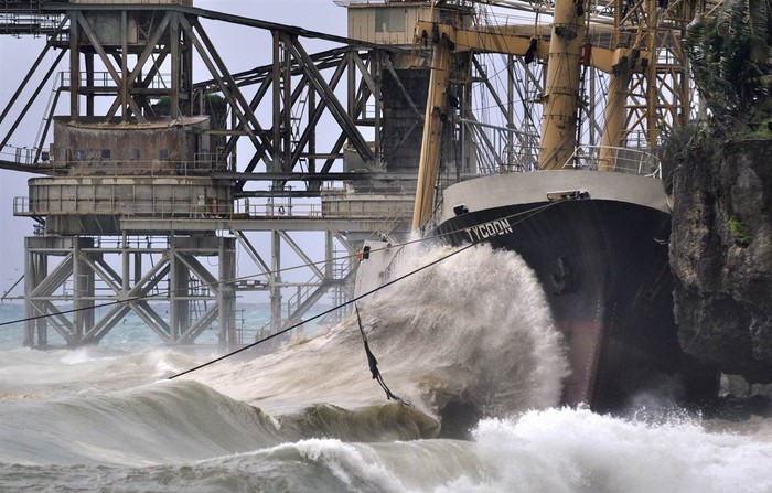Sóng lớn tấn xô tàu Tycoon vào vách đá trên đảo Christmas, Australia ngày 9/1 khiến tàu bị rò rỉ nhiên liệu.