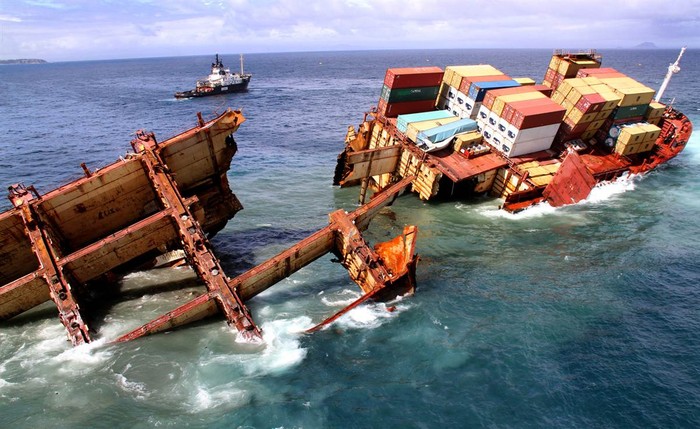 Tàu chở hàng MV Rena rỡ làm đôi tại Tauranga, New Zealand ngày 10/1 sau nhiều ngày mắc cạn đã gây tràn dầu và ô nhiễm biển.