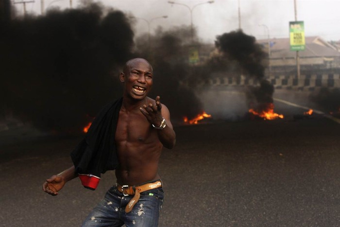 Một người biểu tình tại Lagos, Nigeria ngày 10/1 tỏ vẻ giận sau khi chính phủ quyết định cắt trợ cấp giá nhiên liệu
