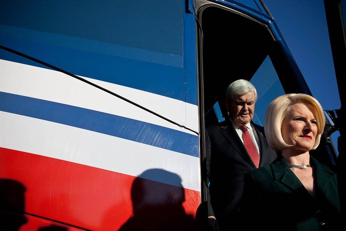 Ứng viên Tổng thống đảng Cộng hòa Newt Gingrich và vợ Callista Gingrich bước xuống từ một xe bus tới tham gia cuộc họp tại Nashua ngày 9/1.