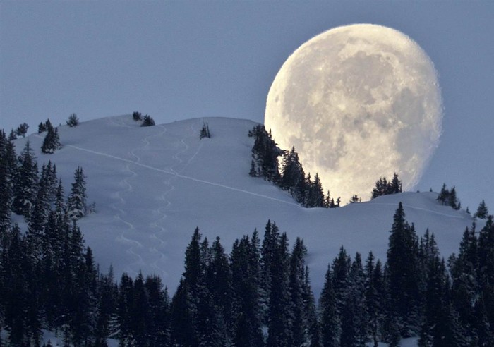 Mặt trăng trên đỉnh núi Zweierspitze tại Untervaz, Thụy Sỹ ngày 12/1
