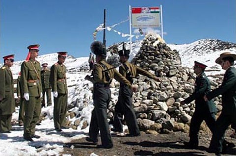 Lính biên phòng Trung Quốc và Ấn Độ tại khu vực biên giới hai nước. Ảnh: AP