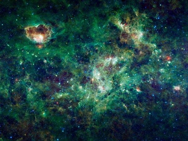 Những ngôi sao sáng của chòm sao Cassiopeia, Cepheus dường như tan biến đi trong hàng triệu ngôi sao khác và những đám mây bụi dày đặc được nhìn qua kính hồng ngoại của tàu vũ trụ.