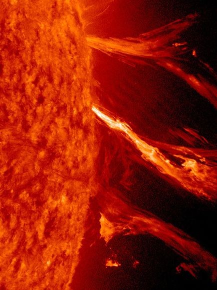 Cảnh Mặt trời phun lửa đỏ rực có thể làm tê liệt các vệ tinh, làm gián đoạn mạng lưới điện ở Trái Đất