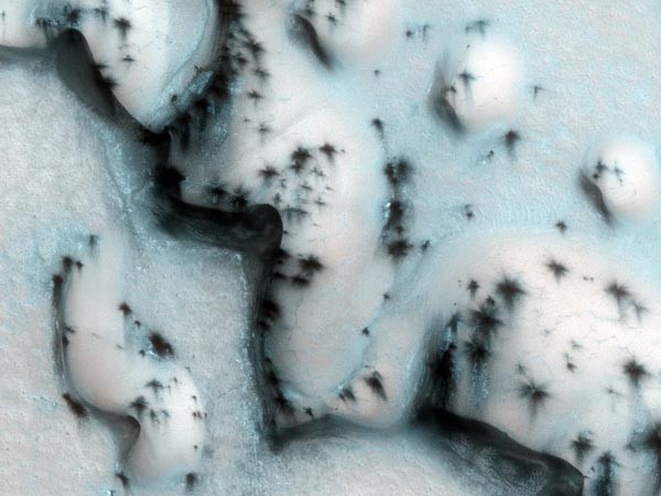 Cận cảnh cực bắc của sao Hỏa vừa được NASA phát hành. Những đụn cát hình lưỡi liềm có màu sắc tươi sáng là do chúng được phủ một lớp sương giá dioxide carbon.