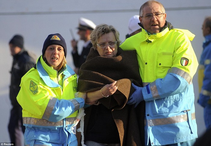 Hành khách trên tàu được các nhân viên cứu hộ giúp đỡ sơ tán lên bờ