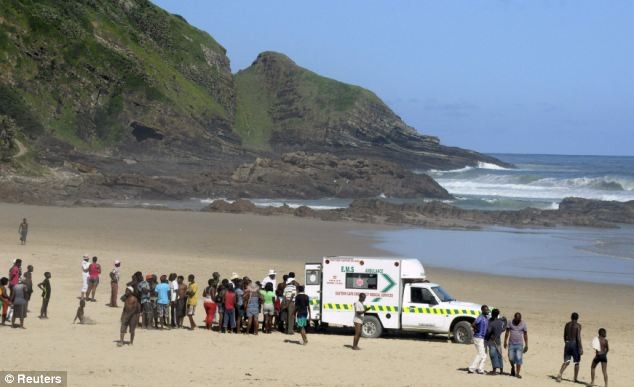 Xe cấp cứu mang thi thể Msungubana trở về bệnh viện địa phương
