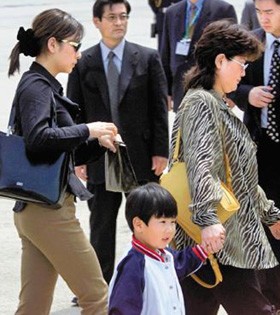 Ảnh vợ Jong-nam dắt tay người con trai Han-sol và cô thư ký đeo kính tại sân bay Narita, Nhật Bản ngày 4/5/2011
