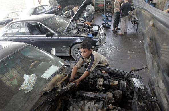 Saif, cậu bé 12 tuổi, đã bỏ học làm công nhân trong một garage ô tô ở Baghdad ngày 19/7/2009. Saif được trả công khoảng 20 USD cho một tuần làm việc tại đây và hiện là trụ cột của gia đình.