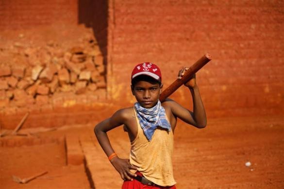 Mithun, 11 tuổi, đứng cạnh một lò gạch Ratnagiri cách Mumbai khoảng 360km ngày 14/4/2011.